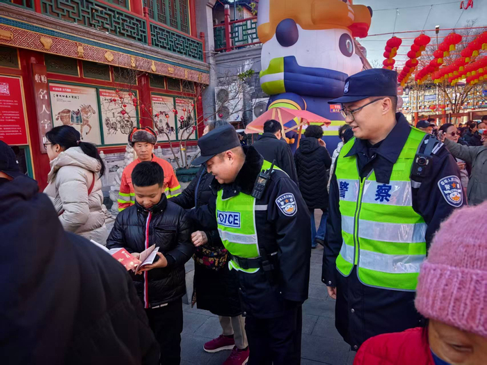 根据实时客流量，警方灵活采取限流、错峰、局部临时交通管理等措施。北京公安供图