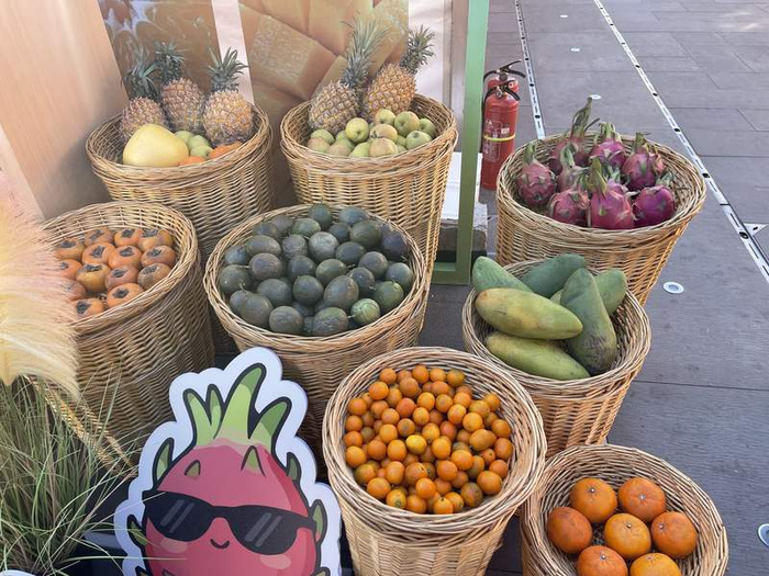 广西文旅带来各式水果。新京报记者 吴婷婷 摄