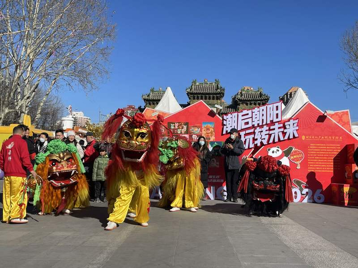 东岳庙广场上的舞狮表演。新京报记者 吴婷婷 摄