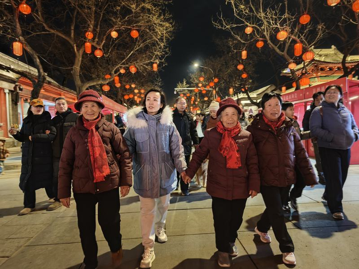 郁章宝一家来到宛平城，感受新年的喜庆热闹氛围。新京报记者 王巍 摄