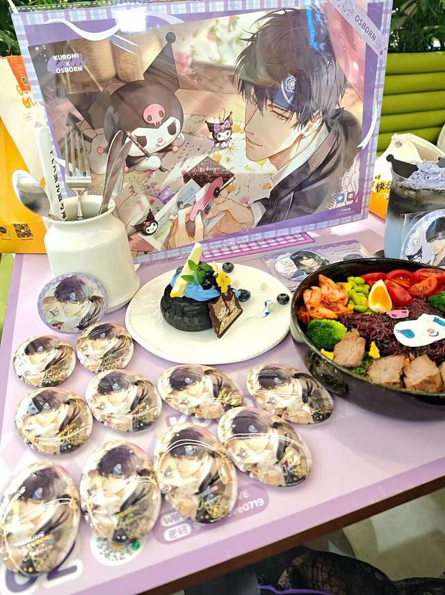 GOODSLOVE店铺联名活动期间，北极星在店里吃谷、用餐。受访者供图