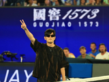 周杰伦在澳网表演赛中扎马步的具体场景是怎样的？