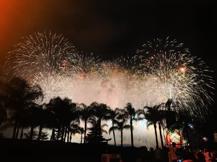 厦门黄厝海滩两岸焰火同辉，观众直呼美到想哭|厦门市|金门|福建省|烟花|集美_新浪新闻