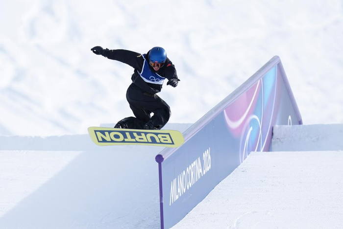 2月18日，苏翊鸣在男子坡面障碍技巧决赛比赛中。新华社记者 夏一方 摄
