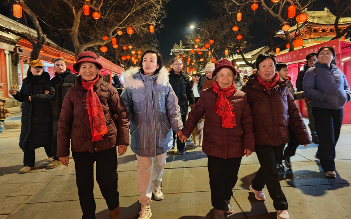 ▲郁章宝一家来到宛平城，感受首都新年的喜庆热闹氛围。新京报记者王巍 摄