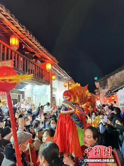 图为贺州黄姚古镇举办黄姚鱼龙灯节，消费者沉浸式感受古镇新春魅力。广西商务厅 供图