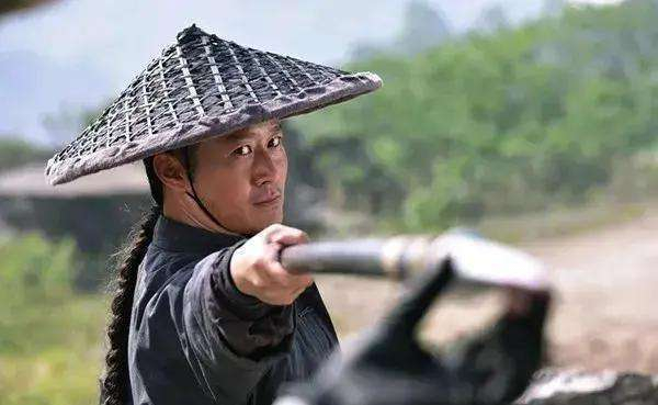  当然，也有一些人质疑，作为武侠片的主角，吴京跳流行舞是不是太不严肃了？但吴京本人似乎完全不在乎这些声音。他不仅在现场自嘲，甚至主动放出了排练的花絮，透露为了学跳这段舞，自己的膝盖都青了。他还亲自爆料，为了这部电影，他甚至将房产抵押追加了投资。这样的为梦想拼命的精神，反而让观众觉得他特别真实。许多网友纷纷留言：必须带全家去看《镖人》。毕竟，谁能拒绝一个既能打又能逗的硬汉呢？ 现在，大家都在期待大年初一电影的上映，看看这个会跳舞的刀马究竟能带来多少惊喜吧！