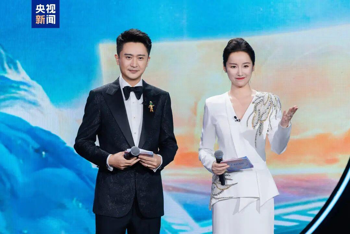 2024年9月25日，刘心悦主持第五届庐山国际爱情电影周。图片来源：央视新闻客户端