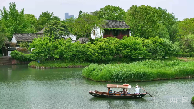 杭州西溪国家湿地公园水道纵横，游客乘船如在画中游（央广网记者 尚天宇 摄）