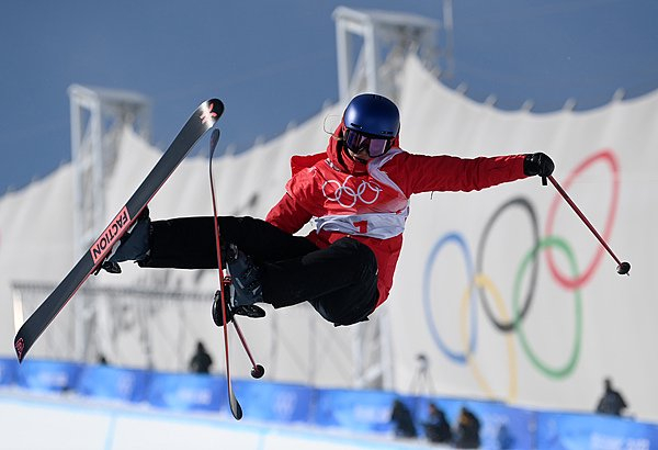谷爱凌是自由式滑雪女子U型场地技巧卫冕冠军
