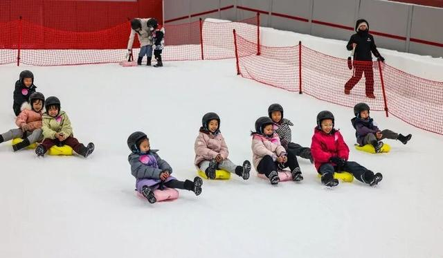 热雪奇迹滑雪场位于正定，图为小朋友在体验冰雪运动。