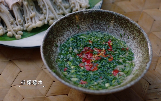 图：纪录片《风味人间》截图，柠檬蘸水
