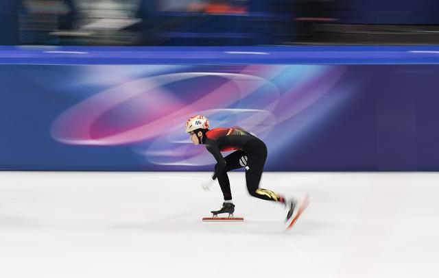 2月10日，中国选手范可新在短道速滑女子500米预赛中。认命新华社记者 胡星宇 摄