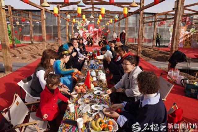2月18日，吐鲁番市高昌区葡萄夜市，作为春节期间特色文旅活动之一，“吐鲁番下午茶”斗茶活动持续火热。吾斯曼·阿不都摄