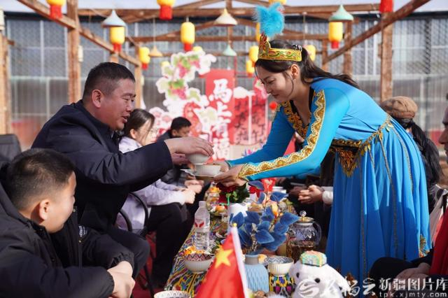 2月18日，吐鲁番市高昌区葡萄夜市工作人员为市民和游客端来“吐鲁番下午茶”。吾斯曼·阿不都摄