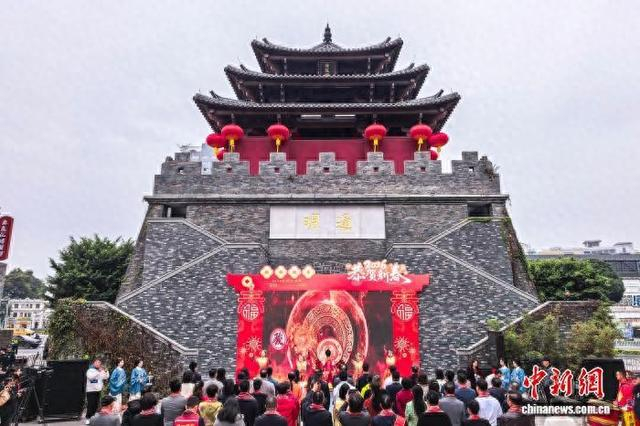 图为2月17日，南宁市举办钟鼓楼鸣钟祈福活动吸引游客消费。 叶子榕 摄