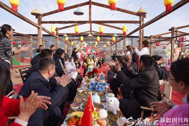 2月18日，吐鲁番市高昌区葡萄夜市，市民和游客一边品茶一边欣赏精彩的民俗歌舞。吾斯曼·阿不都摄