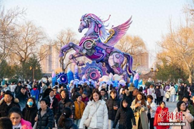 济南大明湖南岸10米巨型花灯“马力全开”吸引游客参观打卡。王啸 摄