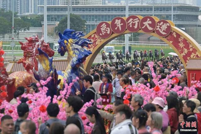 2月19日，由香港赛马会主办的“2026马年赛马日”活动在沙田马场举行。中新社记者 陈永诺 摄