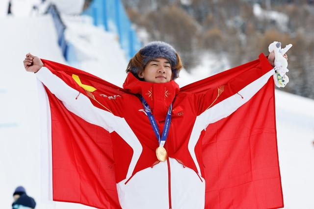 2月18日，中国选手苏翊鸣在颁奖仪式上。新华社记者 王鹏 摄