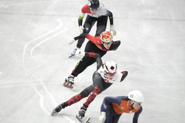 2月10日，中国选手范可新（中）在女子500米预赛中。新华社记者 薛宇舸 摄