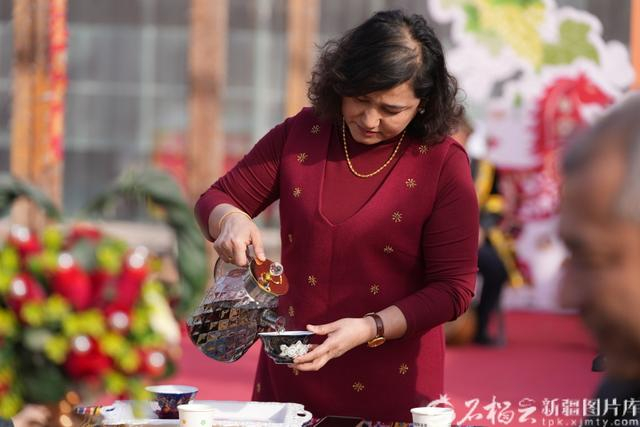 2月18日，市民在吐鲁番市高昌区葡萄夜市品尝“吐鲁番下午茶”。吾斯曼·阿不都摄