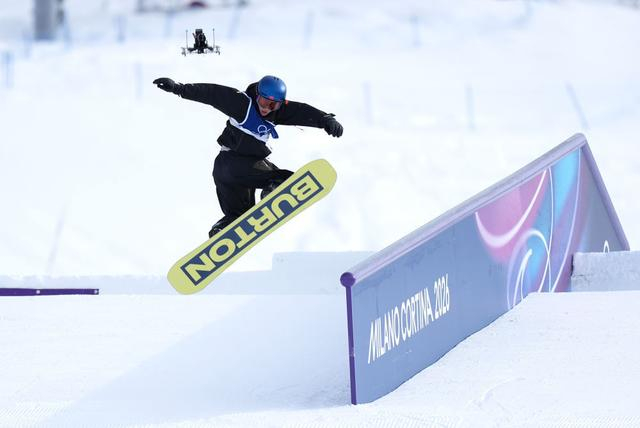 2月18日，苏翊鸣在比赛中。新华社记者 夏一方 摄