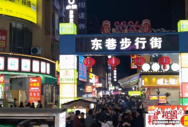 图为防城港市一美食街吸引众多消费者。林浩 摄