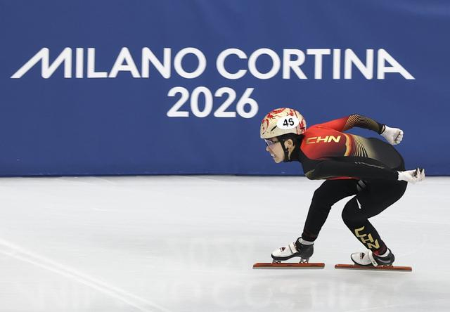 2月10日，中国选手范可新在女子500米预赛中。新华社记者 胡星宇 摄
