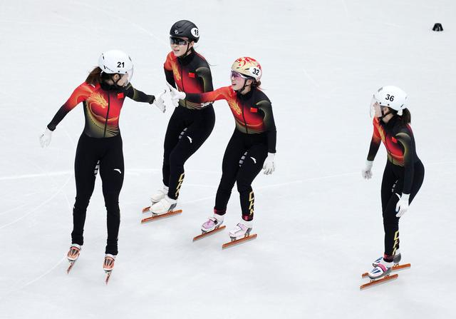 2月18日，中国队选手张楚桐、公俐、杨婧茹和王欣然（从左至右）在比赛后。新华社记者 薛宇舸 摄
