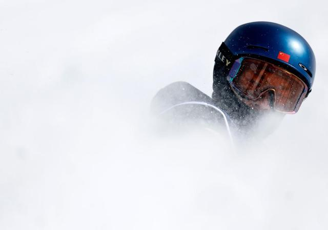 2月18日，苏翊鸣在男子坡面障碍技巧决赛比赛中。新华社记者 王鹏 摄
