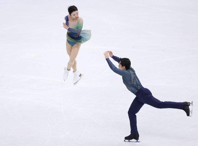 2月16日，中国选手隋文静（左）/韩聪在双人滑自由滑比赛中。新华社记者 陈益宸 摄