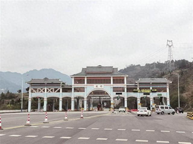 大年初一，贵州省桐梓县正安至习水的“夜郎”高速公路收费站。本报记者 章正摄/光明图片
