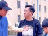 63岁冯巩篮球场说小品,身材清瘦精神矍铄,劝阻白凯南训斥儿子_孩子_教育_生活
