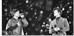 　　▲李健和旦增尼玛同台献唱