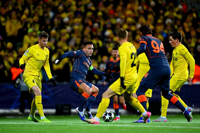 国米队长劳塔罗（左二）可能因伤无缘次回合比赛