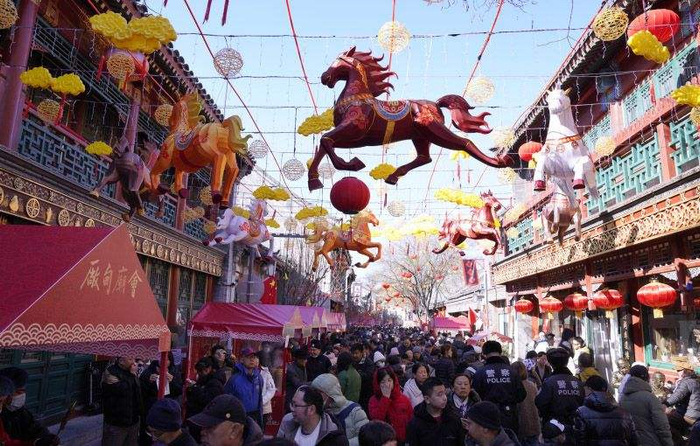 大年初一，游客逛厂甸庙会。新京报记者 薛珺 摄