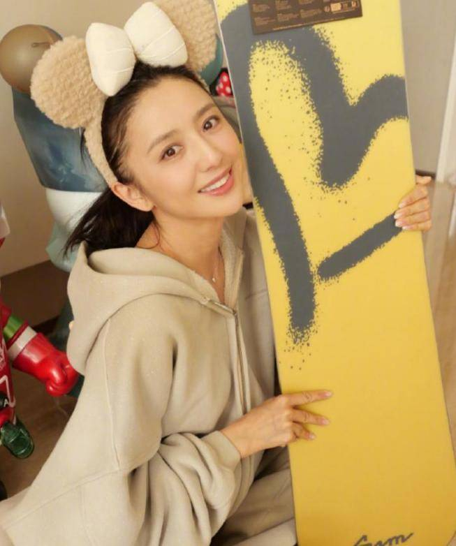  说到变化，2022年北京冬奥会的那几天，毫无疑问是苏翊鸣的高光时刻。他先是赢得了单板坡面障碍银牌，接着在大跳台决赛中再度发力，以完美的表现摘得金牌，成为中国历史上最年轻的冬奥冠军。这不仅为中国代表团再添一枚金牌，也让他创造了内转1980度抓板这一世界级高难度动作的纪录，获得了吉尼斯世界纪录认证。网友们打趣道：他从电影频道滑到了体育频道，从CCTV6到CCTV5，跨度不小吧？然而，回看他的成绩，便知道这一切的跨度正是由无数汗水与努力铺成的。