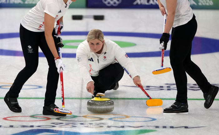 英国女队队长苏菲·杰克逊（中）则持反对意见（东方IC）