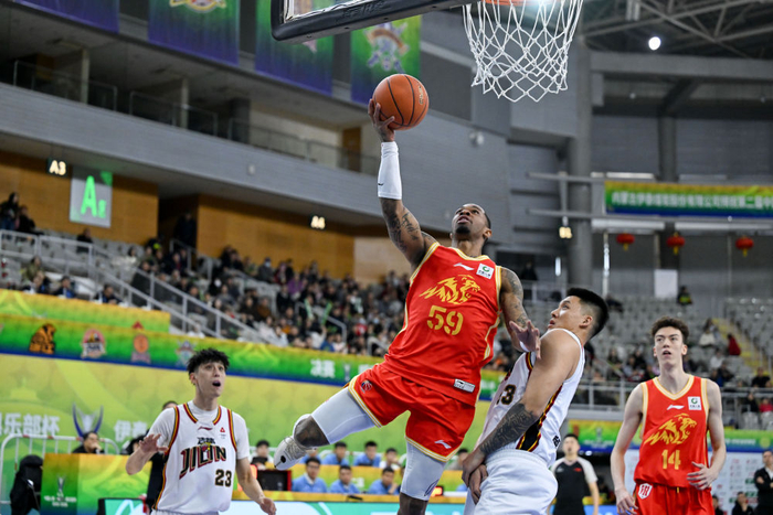   2月7日，广厦队球员塔克（前左）在比赛中上篮。新华社记者 贝赫 摄