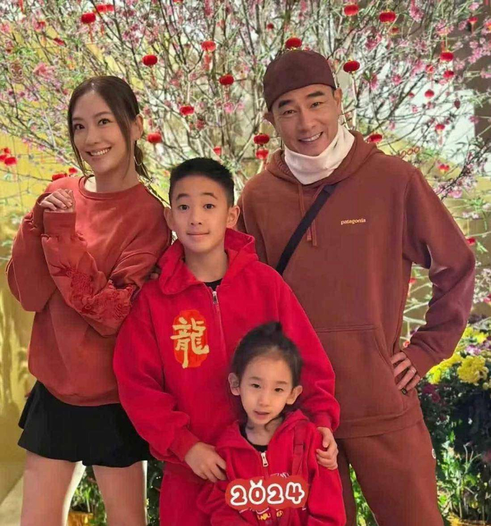  事实上，娱乐圈中复制粘贴式的遗传并不少见，但像陈小春一家这样父子三人简直如出一辙的情况，实属罕见。从《爸爸去哪儿》中那个软萌的小甜椒Jasper，到如今和爸爸几乎一模一样的兄弟俩，网友们看着这些孩子们一天天长大，也见证了陈小春从山鸡哥转变为温柔奶爸的过程。如今，已经58岁的他，依然能在春晚的舞台上又唱又跳，而这一切背后，少不了应采儿和两个小复制粘贴的支持。也许，这就是最理想的家庭状态——爸爸负责帅气养家，妈妈负责美貌掌家，而孩子们则肩负起了将爸爸基因完美传承下去的责任。