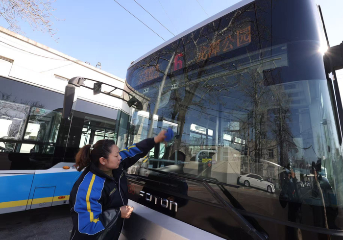 发车前，赵静擦拭、清洁车辆。新京报记者 王贵彬 摄