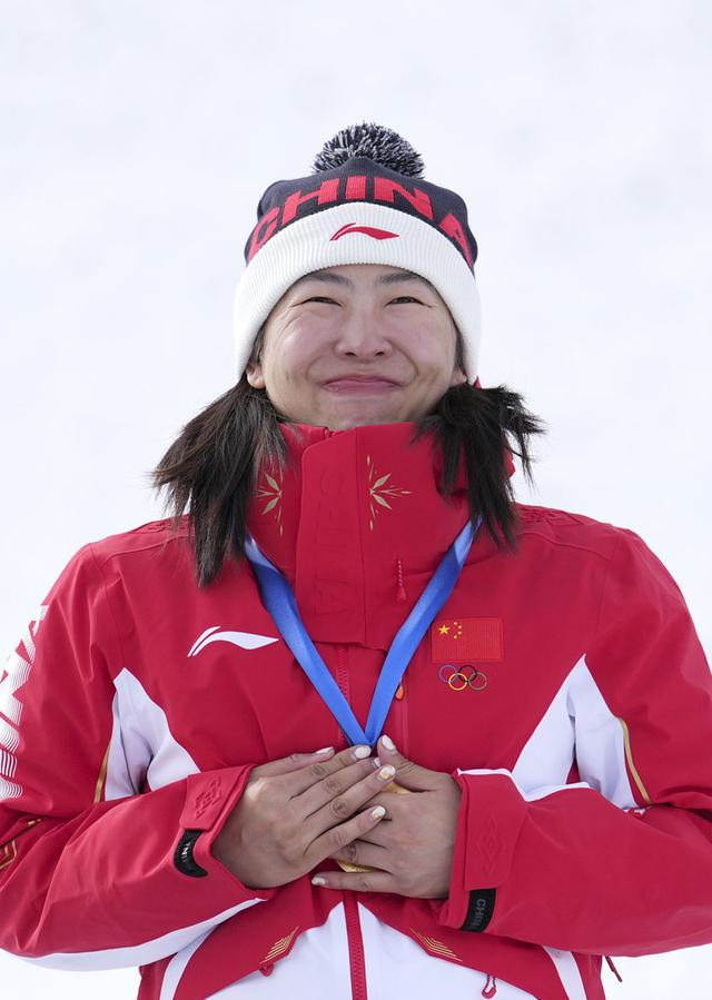 2月18日，中国选手徐梦桃在颁奖仪式上。新华社记者 胡超 摄