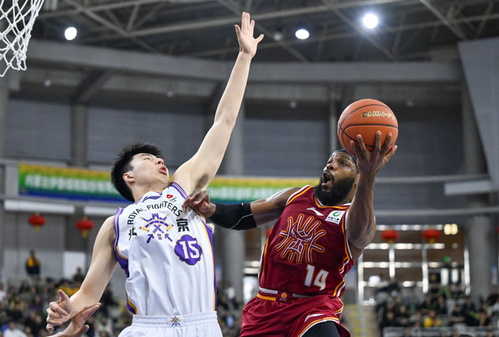   2月7日，山西队球员奈特（右）在比赛中进攻。新华社记者 贝赫 摄