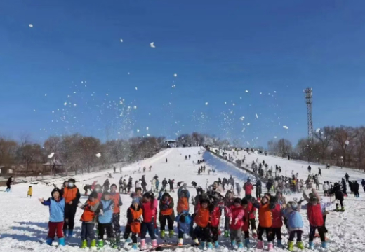 东方巨龟苑滑雪场。图片来源：石家庄文旅之声微信公众号