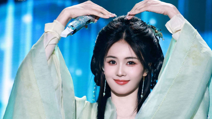  当零点的钟声敲响，镜头扫过舞台上笑容灿烂的白鹿，谁能想到这个从容自若的姑娘，曾在第一次联排后躲进安全通道，深深地呼吸一口气，调整情绪？从需要前辈鼓励的新人，到如今能够带领团队发光发热的中坚力量，春晚舞台就像一块磨刀石，将她这块青涩的璞玉，打磨得温润光亮。正如她在采访中所说：紧张是因为在乎，而成长，就是把在乎的压力，转化成前进的动力。这一次的马年春晚，白鹿不仅带来了充满青春气息的合唱，更展现了一个年轻演员最动人的成长轨迹。