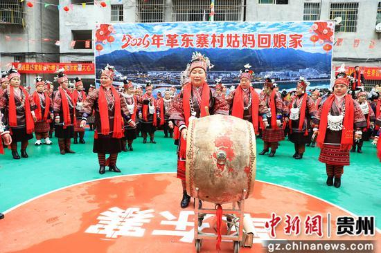 在剑河县仰阿莎街道革东寨村，姑妈和舅妈们正在踩鼓。钟成炫 摄