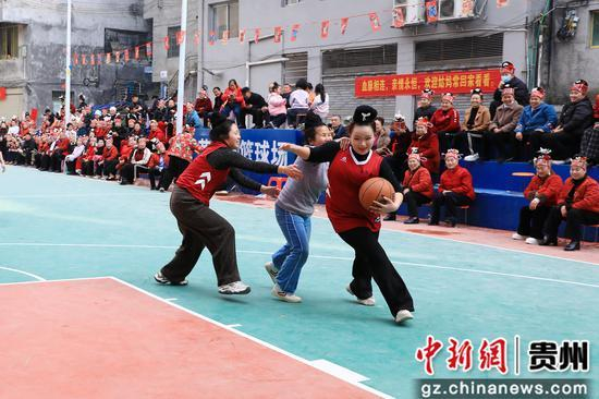 在剑河县仰阿莎街道革东寨村，姑妈和舅妈正在开展趣味篮球赛。钟成炫 摄