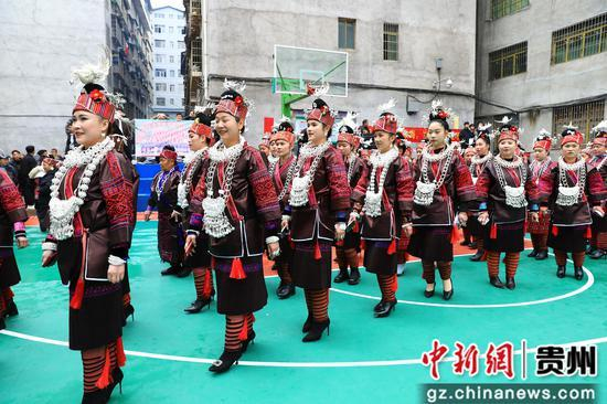 在剑河县仰阿莎街道革东寨村，姑妈和舅妈们正在踩鼓。钟成炫 摄