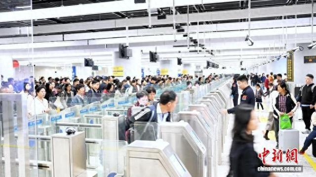 2月19日，大量旅客经西九龙站口岸出入境。杨睿 摄